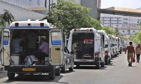  Ambulans yang membawa pasien Covid-19 berbaris menunggu giliran untuk dirawat di rumah sakit pemerintah khusus Covid-19 di Ahmedabad, India, Kamis, 22 April 2021. Otoritas India bergegas pada Sabtu untuk membawa tangki oksigen ke rumah sakit tempat pasien Covid-19 tercekik di tengah lonjakan virus corona terburuk di dunia.