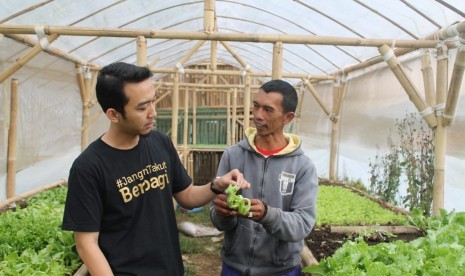 Amid (37 tahun) (kanan, red)  seorang petani di Desa Cibodas, Kecamatan Lembang, Kabupaten Bandung Barat menyajikan pelajaran hidup: bangkit dari keterpurukan.