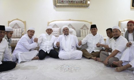 Amien Rais dan Prabowo Subianto bertemu Rizieq Shihab di Makkah.