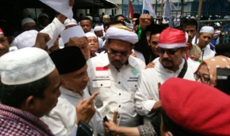 Amien Rais (peci hitam) usai shalat Jumat di Gedung Dakwah PP Muhammadiyah di Jakarta, Jumat (4/11).