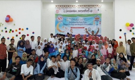 AMIK BSI Bogor memberikan santunan kepada anak yatim dan dhuafa.