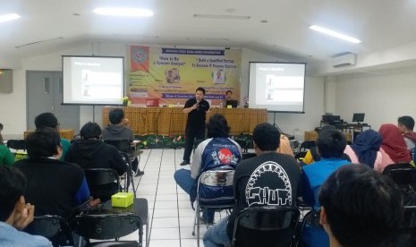 AMIK BSI Jakarta menyelenggarakan seminar teknologi tentang bagaimana seseorang menjadi analis sistem.  