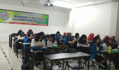 AMIK BSI Jakarta menyelenggqarakan uji sertifikasi kompetensi akuntansi dasar. 