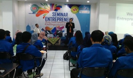 AMIK BSI Karawang menggelar seminar kewirausahaan.