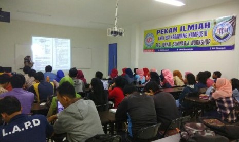 AMIK BSI Karawang menyelenggarakan pekan ilmiah untuk meningkatkan minat penelitian mahasiswanya.  