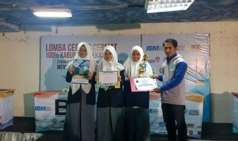 AMIK BSI menyerahkan Beasiswa Pendidikan kepada para juara Lomba Cerdas Cermat 100 Persen tingkat SMA se-Kabupaten Bekasi.    