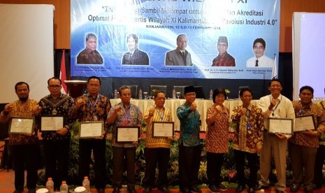 AMIK BSI Pontianak bersama perguruan tinggi lain di Kalimantan saat menerima penghargaan dari Kemenristekdikti. 