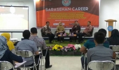 AMIK BSI Pontianak mengadakan sarasehan career dan penandatanganan kerja sama dengan 23 perusahaan.  