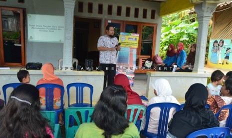 AMIK BSI Purwokerto memberikan penyuluhan pendidikan kepada para ibu rumah tangga di  Pegalogan, Banyumas, Jawa Tengah.  