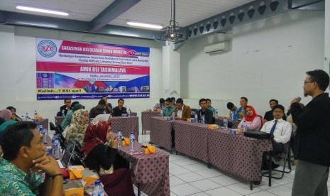 AMIK BSI Tasikmalaya melaksanakan sarasehan dengan perusahaan dan pengusaha di Tasikmalaya, Kamis (27/4). 