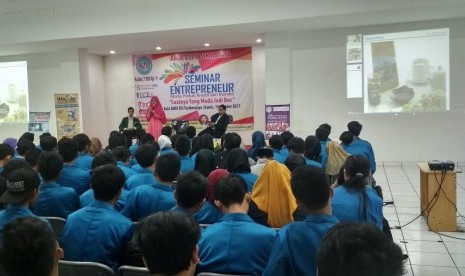 AMIK BSI Tasikmalaya menyelenggarakan seminar entrepreneur.