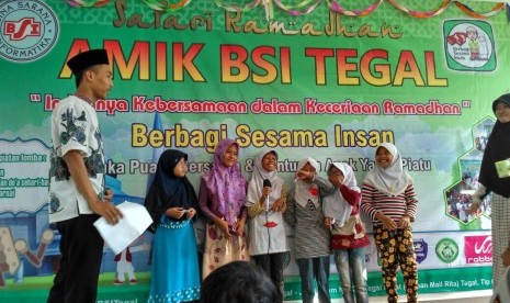 AMIK BSI Tegal memberikan santunan kepada anak yatim dan dhuafa Desa Jagalampemi.