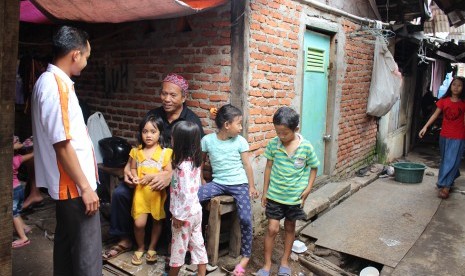 Amil BMH melakukan survei kepada warga Kampung Nelayan, Muara Baru, Jakarta. 