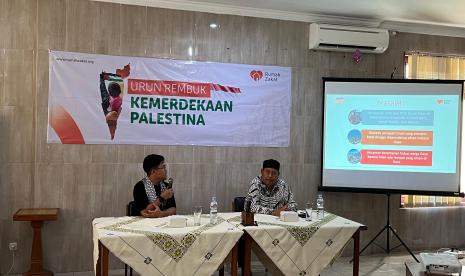 Amil Rumah Zakat Utusan Khusus untuk Kemanusiaan Palestina, Andri Nurdianto (kiri) bersama Ustaz Muhammad Jazir menjadi pembicara acara Urun Rembuk Kemerdekaan Palestina di Banguntapan, Bantul, DIY, Sabtu (2/111/2024).