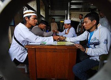 Amil zakat di Masjid Istiqlal menerima zakat fitrah dari warga (Ilustrasi)