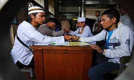 Amil zakat di Masjid Istiqlal menerima zakat fitrah dari warga (Ilustrasi)