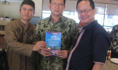 amir kumadin sf, penulis buku kun fayakun cinta bersama prof rokhmin dahuri dan afrizal sinaro, ketua ikapi dki jakarta