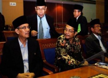 Amir Nasional Jamaah Ahmadiyah, Abdul Basit ( kiri), dan sejumlah Jamaah Ahmadiyah, sebelum Rapat Dengar Pendapat Umum ( RDPU) di DPR Komisi VIII, Jakarta, Rabu ( 16/2).