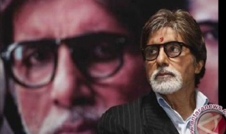 Aktor Bolllywood Amitabh Bachchan. Dia menyampaikan kondisi terkini kesehatannya setelah insiden cedera tulang rusuk ketika syuting, lewat postingan blog pribadi di Tumblr.