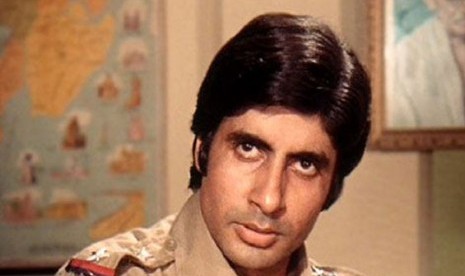 Amitabh Bachchan saat memerankan tokoh Inspektur Vijay.