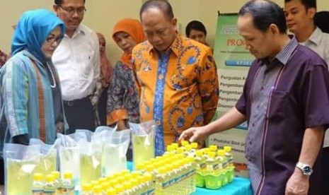 Amran Laga (kanan) bersama Menristekdikti Muhammad Nasir dan Rektor Unhas Dwia Ariestina Pulubuhu