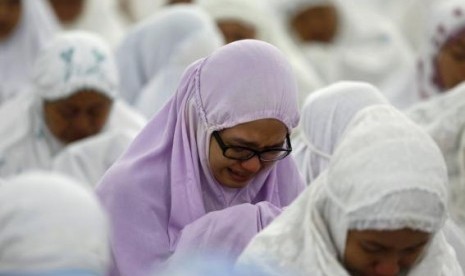 An Acehnese woman cries as she attends a mass prayer for the 2004 tsunami victims at Baiturrahman Grand Mosque in Banda Aceh, December 25, 2014.