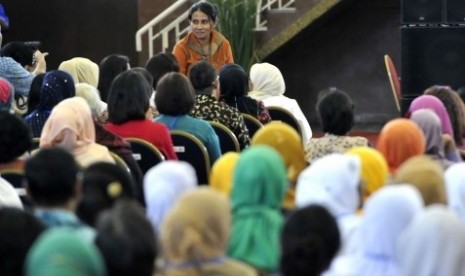 An activist for farmers' rights, Eva Susanti Bande (standing) attends the Mother's Day celebration in Jakarta on Monday.