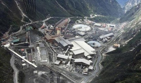 An aerial view of a giant mine run by US firm Freeport-McMoran Cooper & Gold Inc., at the Grassberg mining operation, in Indonesia's Papua province. (file)