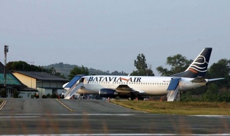 An airplane belongs to Batavia Air at Tanjung Pinang Airport (file photo) 