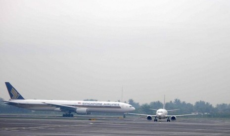 An airplane of Singapore Airlines is ready for taking off in Soekarno-Hatta International Airport, Banten. (file photo)