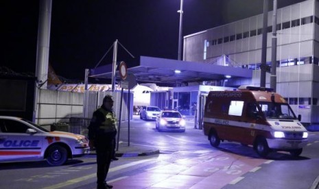 An ambulance carrying Cuban doctor Felix Baez leaves Cointrin airport in Geneva November 21, 2014.