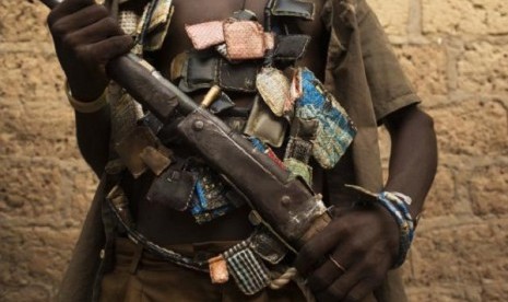 An anti-balaka militiaman poses for a photograph on the outskirts of the capital of the Central African Republic Bangui January 15, 2014.