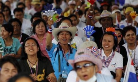 An anti-government protester uses a clapper during a rally near the Government Complex in Bangkok February 16, 2014.