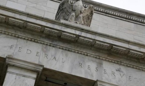 An eagle tops the US Federal Reserve building (illustration)