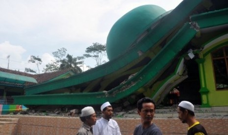 An earthquake damages  Mosque Jami at-Taqwa and dozens houses in Banyumas, Central Java, on Saturday, Jan. 25, 2014.