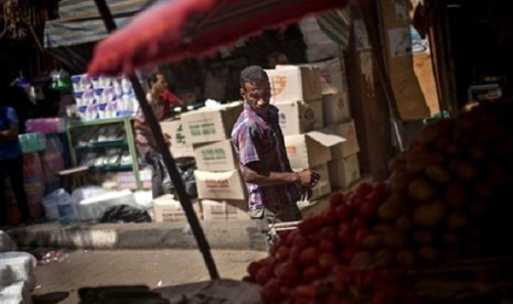 An Egyptian fruit vendor waits for customers in Suleiman Gohar market in Dokki district in Cairo, Egypt, Monday, Aug. 26, 2013. 