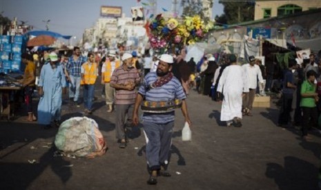 An Egyptian man sells cold juice outside Rabaah al-Adawiya mosque, where supporter of Egypt's ousted President Mohammed Morsi have installed a camp and held daily rallies at Nasr City, Cairo, Egypt, Saturday, Aug. 10, 2013. 