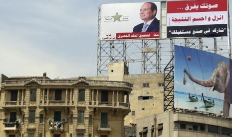 An election campaign billboard of presidential candidate and former army chief Abdel Fattah al-Sisi is seen on top of a building near Tahrir Square along a highway in downtown Cairo May 16, 2014.