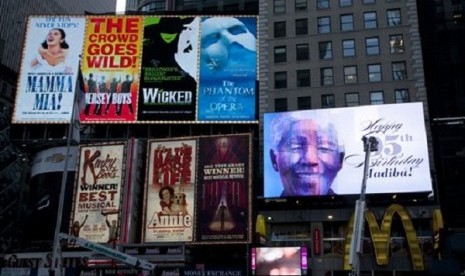 An electronic billboard announces Nelson Mandela's 95th birthday in New York's Times Square, Thursday, July 18, 2013. 