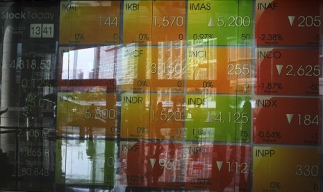 An electronic screen shows the fluctuation of stock exchange at Indonesia Stock Exchange in Jakarta. (illustration)   