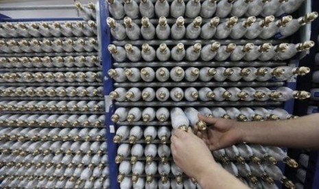 An employee sorts carbonator bottles while working at the SodaStream factory in the West Bank Jewish settlement of Maale Adumim January 28, 2014. 