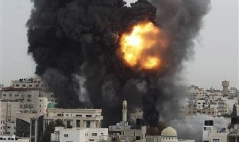 An explosion and smoke are seen after Israeli strikes in Gaza City November 17, 2012.   