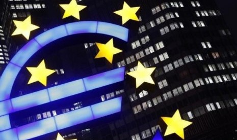 An illuminated euro sign is seen in front of the headquarters of the European Central Bank (ECB) in the late evening in Frankfurt January 8, 2013.