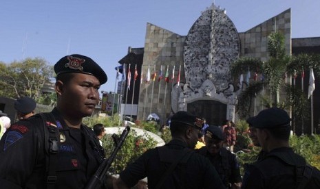 An Indonesian policeman stands guard at the 2002 Bali bombing memorial monument, ahead of the 10-year anniversary of the incident in Kuta, Bali resort island October 11, 2012. Indonesian police have warned of possible attacks on commemorations for the tent