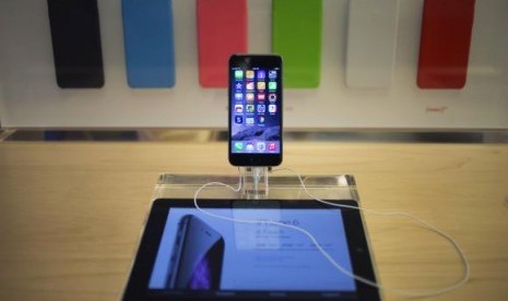 An iPhone 6 phone is seen on display at the Fifth Avenue Apple store on the first day of sales in Manhattan, New York September 19, 2014. 