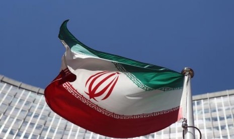 An Iranian flag flutters in front of the United Nations headquarters in Vienna June 17, 2014.