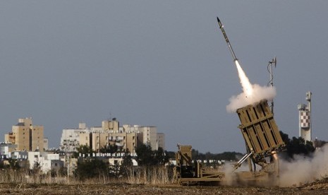 An Iron Dome launcher fires an interceptor rocket in the southern city of Ashdod November 16, 2012.