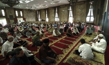 An Islamic preacher (white cap on the right side) holds a discussion on Islamic teachings in a mosque in Jakarta. (file photo)