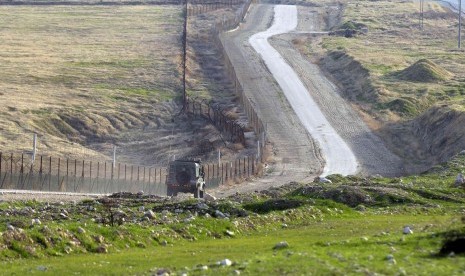 An Israeli army vehicle patrols the Israeli Jordanian border at the Israeli side of the Jordan valley January 1, 2014. 