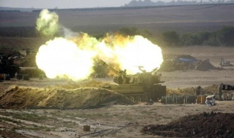 An Israeli mobile artillery unit fires towards the Gaza Strip July 28, 2014.